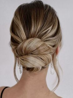 Relaxed Low Bun, Classy Wedding Updos For Long Hair, Minimal Bridal Hair, Low Bun Wedding Hair, Bride Hairstyles Updo, Hairstyles For Brides, Gorgeous Wedding Hairstyles, Wedding Hair Trends, Bridal Glam