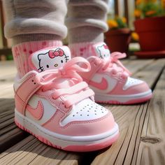 Luxury Baby Items, Dunks Pink, Baby Jordan Shoes, Custom Baby Shoes, Toddler Uggs, Looks Hip Hop, Hello Kitty Baby, Baby Wishlist, Custom Shoes Diy