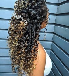 Natural Curly Hairstyles For Wedding, Naturally Curly Wedding Hair, Curly Hairstyles Prom, Long Curly Wedding Hair, Curly Wedding Hairstyles, Natural Hair Wedding, Easy Updos For Long Hair, Curly Prom Hair