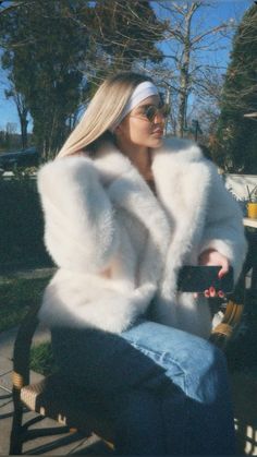 📸 Instagram: vilyaevaa Fake Fur Coat Outfit, Switzerland Fits, Fur Coat Aesthetic, Fur Coat Outfit, White Fur Coat, Mountain Outfit, Winter Photoshoot, Outdoor Photoshoot, Model Aesthetic