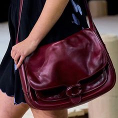 Coach Spring 2023 Bags, Autumn Bag Aesthetic, Leather Messenger Bag Aesthetic, Coach Bags 2023, Messenger Bag Outfit Aesthetic, Messenger Bags Aesthetic, Leather Messenger Bag Outfit, College Bag Aesthetic, Coach Bags Aesthetic