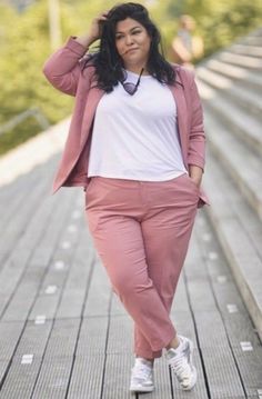 Pink Handbag Outfit, Suits For Women Plus, Pink Purse Outfit, Suits For Women Plus Size, Pink Bag Outfit, Plus Size Suits For Women, Pantsuit Outfit, Ootd Plus Size, Red Pantsuit