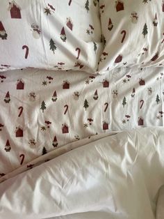 holly & mark ~ holly’s jolly christmas ~ aesthetic #hollysjollychristmas Holiday Bed Sheets, Christmas Bedsheets Aesthetic, Winter Bed Set, Xmas Decorations Bedroom, Christmas Bed Sheets Aesthetic, Cute Christmas Bedding, Winter Bed Sheets, Christmas Decorating Aesthetic, Christmas Vibes Aesthetic Cozy