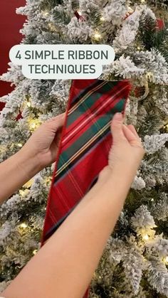 Christmas Tree Decorations Ribbon, Diy Christmas Tree Topper, Flocked Christmas Trees Decorated, Christmas Tree Decorating Themes, Minimalist Christmas Tree, Diy Christmas Wreaths, Christmas Tree Bows, Christmas Tree Decorations Diy, Pencil Christmas Tree