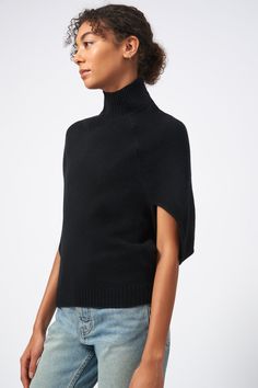 Kal Rieman Cashmere Cape Sweater in Black on Model Front View Winter Work Outfits For Women, Winter Work Outfits, Capsule Wardrobe Pieces, Cashmere Cape, Cape Sweater, Business Casual Outfits For Women, Fashion Business Casual, Wrap Shirt, Cape Sleeves