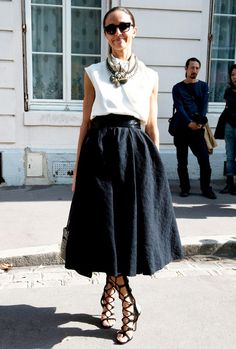 Stacks on stacks on stacks! (ie: chunky necklaces actually make your shoulders look smaller) // #jewelry #style Rok Outfit, Black And White Outfit, Milan Street Style, Fashion Week Spring 2014, Paris Fashion Week Street Style, Looks Street Style, Street Style Paris, Fashion Weeks, Tres Chic