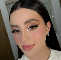 Maquillaje buchifresa, makeup girly looks, buchona, buchifresa makeup, girly, pink, fresa, makeup, eyeliner, eyeshadow, eyelashes, makeup buchifresa de día, makeup looks, inspos. Birthday Photoshoot ideas, ideas creative, poses, inspo, aesthetic, shadow, sesión de fotos, poses, outfits, fotos de cumpleaños, elegant, girly, rosita, pink. IG:@lizettangulostudio Makeup Ideas For Birthday Photoshoot, Buchifresa Hairstyles For Party, Pink Eyeshadow Quinceanera, Buchifresa Eyeshadow, Coquette Glam Makeup, Fiesta Outfit, Makeup Looks Tutorial, Makeup Skin Care, Makeup Lover