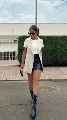 Botas Cowboy, Rodeo Style, Outfit Botas, Casual Date Night Outfit, Outfit Elegantes, Short Black Skirt, Cowboy Outfits, Casual Day Outfits, Chill Outfits