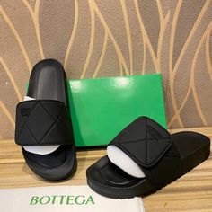 Chanclas Aesthetic, Travis Scott Outfits, Best Sandals For Men, Tomboyish Outfits, Mens Sandals Fashion, Fancy Sandals, Leather Slippers For Men, Fashion Slides, Trendy Shoes Sneakers