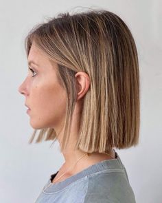 This fall, go for a sleek mid-length haircut that offers both elegance and simplicity. It's the perfect style for anyone seeking a minimalist yet chic look for the season. Corte Bob, Fall Hair Cuts, Bob Hairstyles For Fine Hair, Penteado Cabelo Curto, Haircuts For Fine Hair, Short Blonde Hair, Hair Today, Balayage Hair, Bobs Haircuts