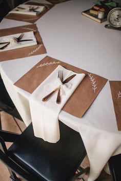 Brown Paper Placemats, Kraft Paper Placemats Table Settings, Butcher Paper Placemats, Kraft Paper Table Runner Thanksgiving, Diy Table Placemats, Diy Placemats Christmas, Paper Chargers Place Mats, Wedding Placemats Ideas Diy, Diy Placemats Paper