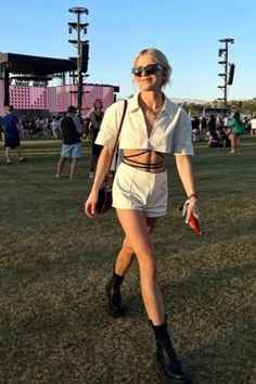 Simple Coachella Outfit, Festival Outfit Winter, Festival Outfits Aesthetic, Simple Festival Outfit, Festival Outfits Plus Size, Coachella Party Outfit, Festival Outfit Uk, Festival Inspo Outfits, Look Lollapalooza