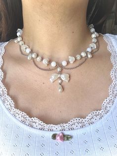 The Daisy Necklace is handmade with love by me 🤍 Necklace is 13 inches along with a 5 inch chain extender to be adjusted to your liking 🐇 Necklace is silver plated & tarnish resistant 🫶🏼 Let me know if you have any questions or want any adjustments Cute White Pearl Necklace, Necklace Coquette, Coquette Jewelry, Necklace Outfit, Tiered Necklace, Woven Necklace, Daisy Necklace, Jewelry Accessories Ideas, Bow Necklace