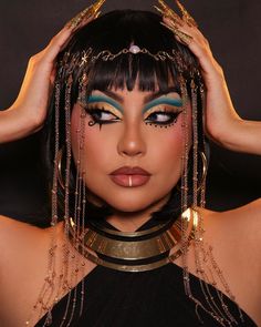 Cleo Patra Aesthetic, Cleopatra Makeup Ideas, Egyptian Makeup Goddesses, Cleopatra Makeup Tutorial, Egyptian Cosplay, Egyptian Wig, Pharaonic Art, Egyptian Eyeliner, Cleopatra Headdress