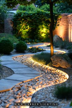 a close up of a pathway with a tree and a rock Patio Ideas Backyard, Plastic Landscape Edging, Metal Landscape Edging, Garden Edging Ideas, Design Backyard, Edging Ideas, Landscape Edging