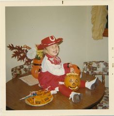 Midcentury Halloween, Old Halloween Photos, Halloween Iv, Bootiful Halloween, Halloween Memories, Autumn Diy, Vintage Halloween Photos, Vintage Halloween Images, Retro Pictures