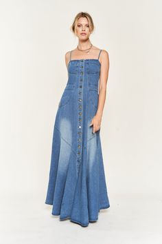 Brass Button Front Denim Maxi Dress Ruched & Elasticized Back Adjustable Straps Flattering Body Contouring Stitching Detail Women's Sizing Recommendations - size up if in between sizes &/or have a bigger chest Small 00/0 Medium 2/4 Large 6/8 XL 10/12 Denim Evening Gown, Long Denim Dress, Jean Dresses, Sleeveless Denim Dress, Denim Maxi Dress, Western Dress, Denim Dresses, Moda Jeans, Denim Maxi