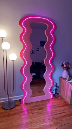 Pink wavy mirror with LEDs. Spring home decor. Groovy Bedroom Aesthetic, Decoraciones Aesthetic, Drawing Room Decor, Fall Bedroom Decor, Wedding Mirror, Luxury Room Bedroom, Lash Room, Bedroom Decor Inspiration, Fall Bedroom