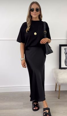 Work Outfits Women Black Skirt, Style Black Skirt Summer, Silk Midi Skirt Outfit Formal, Black Midi Skirt Casual, Casual Black Satin Skirt Outfit, Satin Skirt Business Casual, Casual Work Outfits Skirt, Summer Work Outfits Skirt, Summer Work Outfits Black