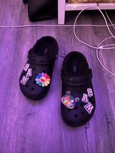 Crocs Gibbets, Black Crocs Charms Aesthetic, Black Crocs Aesthetic, Black Crocs With Jibbitz, Crocs Jibbitz Kaws, Fuzzy Crocs Slides, Black Crocs With Charms, Jibbitz Black Crocs, Black Crocs Outfit