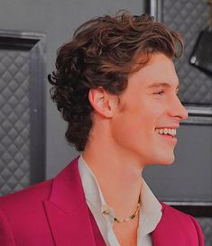 Shaun Mendes Hair, Shawn Mendes Curly Hair, Shawn Mendez Haircut, Shawn Mendes Medium Hair, Hairstyles For Men Curly Hair Short Wavy, Guys Wavy Hairstyles, Professional Curly Hair Men, Curly Flow Hairstyle Men, Medium Wavy Haircuts Men