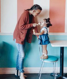 Ice Cream Photo Shoot Ideas, Mommy And Me Ice Cream Photo Shoot, Ice Cream Mini Session, Ice Cream Family Photoshoot, Family Eating Ice Cream, Ice Cream Shop Photoshoot, Retro Family Photoshoot