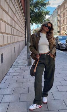 Relaxed Cold Weather Outfits, Top Fall Fashion Trends 2023, Winter Europe Outfits Street Style, Trendy Outfit Ideas Fall 2023, Streetwear Fall 2023, Cool Girl Autumn Outfits, Winter New York Fashion, 50s Weather Outfit, Northern California Aesthetic Outfits