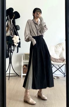 Manga Inspired Outfits, Japanese Layered Fashion, Japanese Long Skirt, Treemingbird Style, Modern Japanese Fashion, Bangkok Fashion, Monochrome Fashion, Layered Fashion