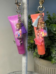 Lip Gloss Keychain with charms - grape and strawberry flavors, backpack chapstick with charms, Elf lip balm (laneige dupe) with charms. Keychain Aesthetic Ideas, Crazy Dancing, Chapstick Keychain, Craft Fair Table