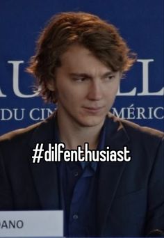 a man sitting in front of a microphone with the caption'dienthusiast '