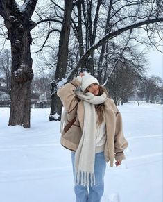 Snow Weather Outfits Winter, Winter Clothes Aesthetic Snow, North Carolina Outfits Winter, Cold Holiday Outfits, Snow Winter Outfits Cold Weather, Canada Trip Outfit, Outfits For Snowy Weather Winter Style, Winter Outfits Germany, Snow Looks For Women