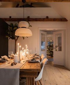 Minimalist Christmas Dining Table Decor, Scandinavian Tablescape, Dining Room Table Candles, Modern Thanksgiving Tablescapes, Architectural Digest, Dream Home Design, Room Table, Decoration Table, Place Settings