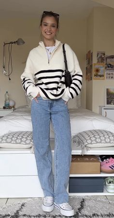 La Winter Outfits Casual, Outfit Inspo Cold Spring, Ivory Converse Outfit, Outfit Ideas Cold Spring, Casual Cold Spring Outfit 2024, Spring Outfits 2024 Cold, Seattle March Outfit, Smart Summer Casual Women, Spring Outfits 2024 School