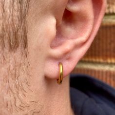 18K Gold Small Huggie Earrings made from stainless steel. Available in gold / silver / black. ✔️Gold colour will last depending on how well they are maintained. We would suggest removing when sleeping or before contacting water. Colour can last for more than 6 months if looked after well. ✔️100% Nickel free- Ideal for daily wear. ✔️Small huggie style - larger sizes and different variations available on our page.  Love them or get your money back. No questions asked! ✔️1mm thick bar - this earrin Pierced Stainless Steel Huggie Earrings, Stainless Steel Huggie Earrings As Gift, Round Stainless Steel Huggie Earrings As Gift, Gold Hoop Earrings Men, Mens Gold Hoop Earrings, Earrings Small Hoops, Earrings Men, Small Gold Hoop Earrings, Mens Earrings Hoop