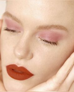 Pink Makeup, Editorial Makeup, Red Lipstick, Natural Makeup Looks, Face Hair, Interesting Faces, 인물 사진, Pretty Makeup, Aesthetic Makeup