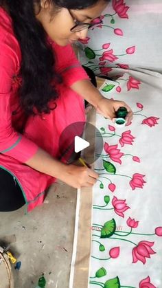 Painting Ideas Dress, Painting Ideas For Sarees, Fabric Painting Ideas On Sarees, Lotus Print Fabric, Hand Printing Ideas, Hand Painted Saree Design, Painting Flowers On Fabric, Painting On Sarees Fabric, Saree Hand Painting Designs