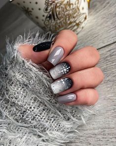 Instagram Nail Art Gris, Perfect Fingers, Nail Art Noel, Accent Nail Designs, Short Acrylic, Simple Nail Art Designs, Nail Art Videos, Nail Art Kit, Short Acrylic Nails Designs