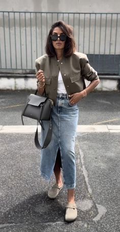 Street Style Work Outfit, Sunday Outfit Casual Spring, Outfits For 40 Year Old Women, Denim Skirt Outfit Black Women, Long Denim Skirt Outfits, Style Denim Skirt, Birkenstock Outfit, Winter Fashion Outfits Casual