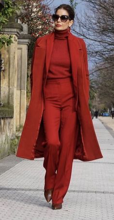 Monochromatic Outfit, Monochrome Outfit, Monochrome Fashion, Red Suit, Winter Mode, Red Outfit, Outfit Style, Work Attire, Elegant Outfit