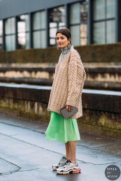 Irina Linovich by STYLEDUMONDE Street Style Fashion Photography FW18 20180304_48A3765 Chunky Sneakers Outfit, Street Style 2018, Ugly Shoes, Sneakers Street Style, Sport Video, 90s Fashion Outfits, Chic Shoes, Street Fashion Photography, Street Look