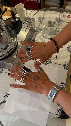 Olivia Hirst (@_olhirst_) • Fotos y videos de Instagram Olivia Hirst, Jewelry Posts Instagram, London Tiktok, Nails And Rings, Ring Tattoo, Instagram London, Jeweled Shoes, Stylist Tattoos, Odaiba