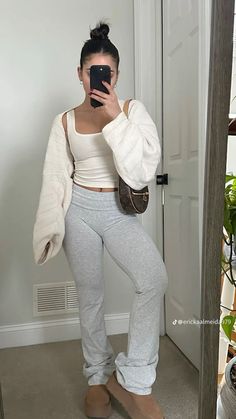 Flared Leggings Outfit Casual, Flared Legging Outfit, Outfits With Flares, Flares Outfit, Flare Leggings Outfit, Leggings Outfit Ideas, White Sneakers Outfit, Adrette Outfits, Leggings Outfits