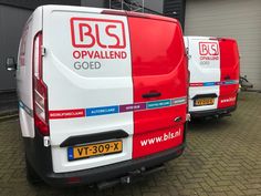 two vans parked next to each other in front of a garage door with the words bls opvallend painted on them