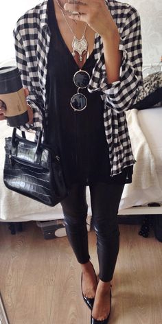 black and white Plaid Flannel Shirt Outfit, Flannel Shirt Outfit, Olivia Palermo, All Black Outfit, Mode Inspiration, Hippie Style, Look Chic