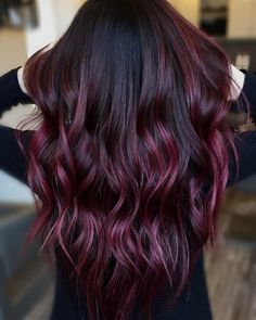 Pelo Color Borgoña, Red Violet Hair, Wine Hair Color, Maroon Hair, Plum Hair, Wine Hair, Violet Hair, Dark Red Hair