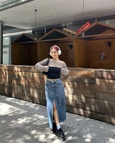 Long Denim Skirt Outfit, Skirt Outfits Aesthetic, Vetements Shoes, Rok Outfit, Jean Skirt Outfits, Mode Zara, Denim Skirt Outfits, Maxi Skirt Outfits