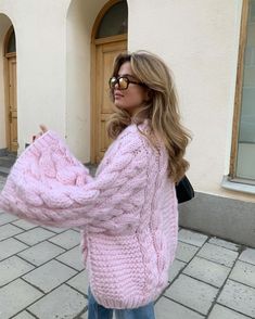 Super Chunky Sweater, Baby Pink Winter Outfits, Winter Pastel Outfit, Pink And Cream Outfit, Pink Sweater Outfit, Matilda Djerf Style, Knit Sweater Outfit, Pastel Girl, Pink Winter