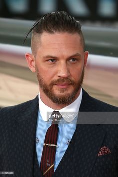 Tom Hardy arrives at the 'Dunkirk' World Premiere at Odeon Leicester Square on July 13, 2017 in London, England. Tom Hardy Dunkirk, Tom Hardy Haircut, Dunkirk Premiere, Marriage Suits, Tom Hardy Actor, Beckham Hair, Premiere Red Carpet, Leicester Square