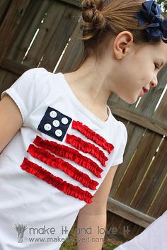 Flag Shirt Tutorial. Gotta have a 4th of July craft in your arsenal. California San Francisco, Shirt Tutorial, Diy Vetement, Fourth Of July Shirts, Patriotic Flag, Patriotic Holidays, American Flag Shirt, Patriotic Shirts