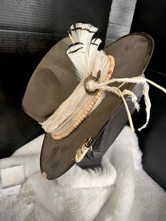 Diy Rancher Hat, Hat Bar Display Ideas, Rancher Hat Outfits, Custom Hat Ideas, Burning Hats, Rancher Hats, Hat Feathers